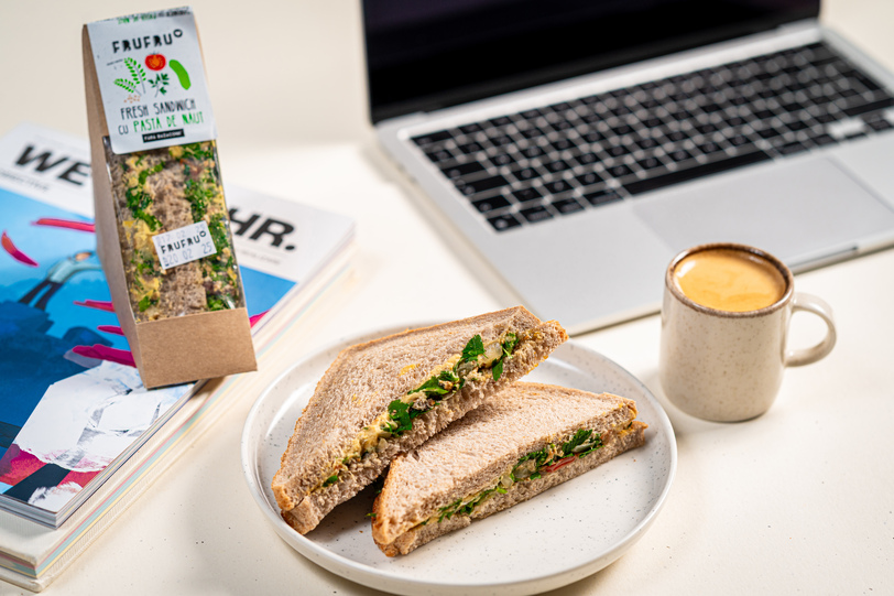 SANDWICH TRIUNGHI HUMUS