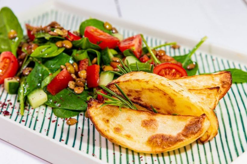 Piept de curcan la grill cu salata de paste multicolore