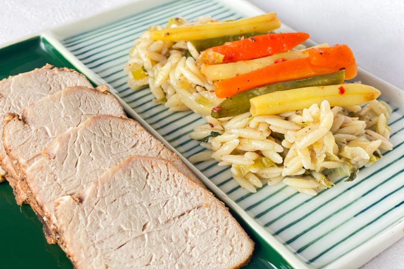 Cotlet de porc la grill cu mix de morcovi, păstăi de fasole și risoni cu fenicul