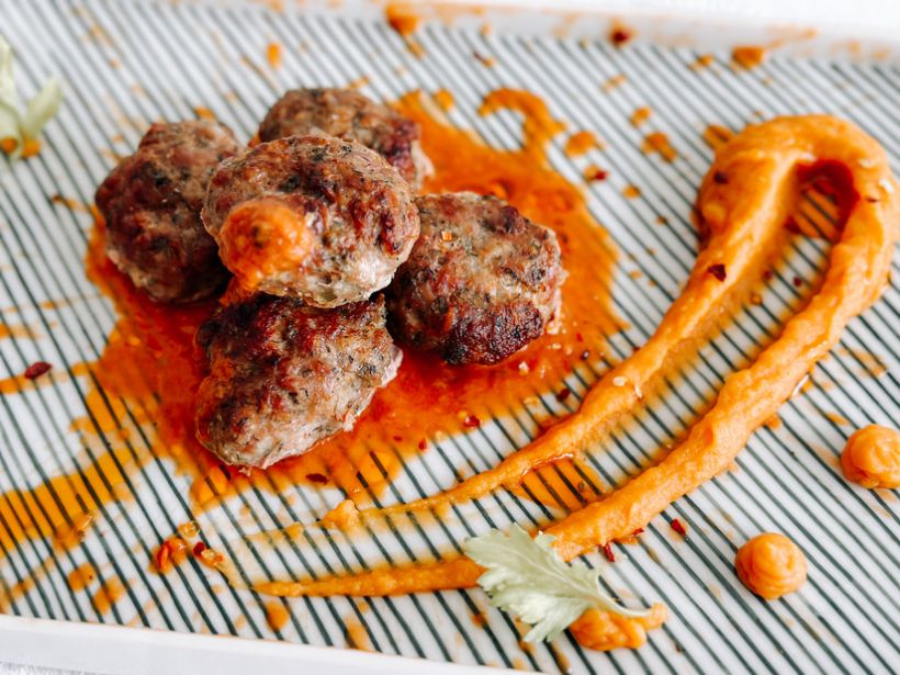 Mâncare de chifteluțe marinate si piure de cartofi dulci