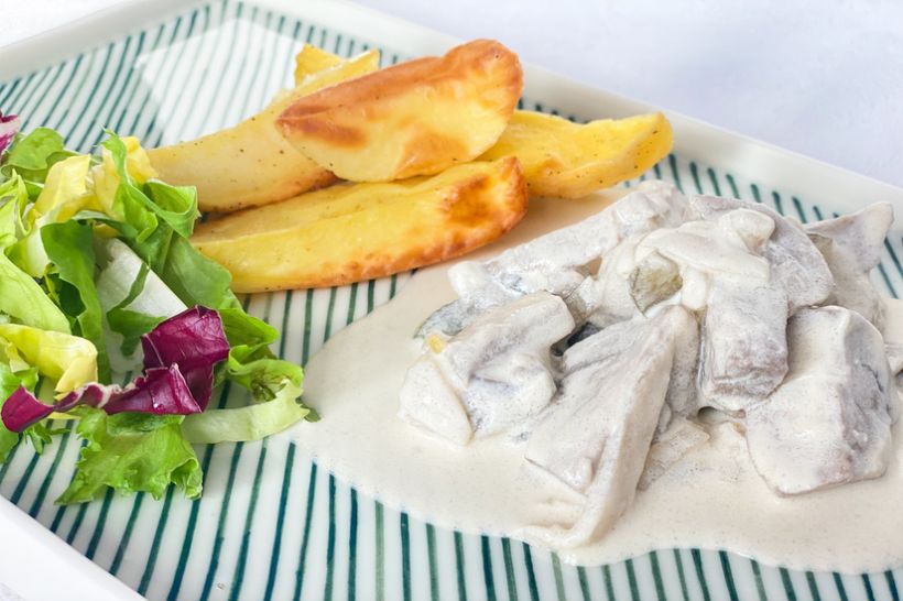 Cartofi copți, sos stroganoff cu ciuperci și salată mixtă