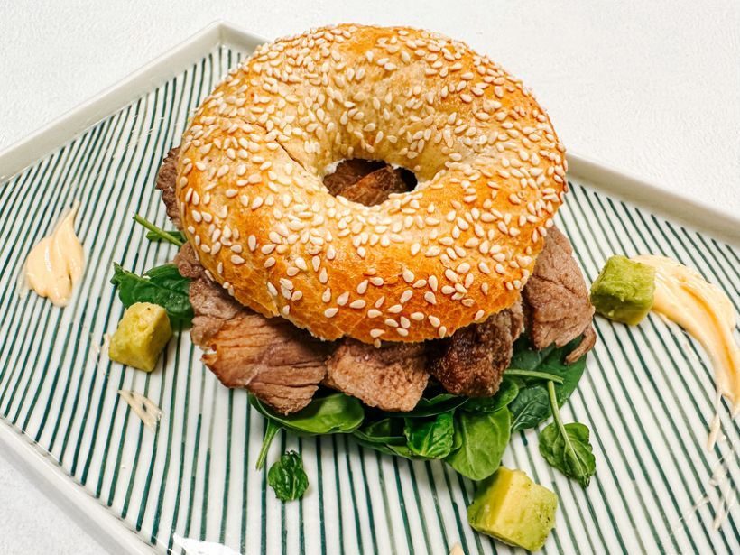 Bagel cu roast beef, cremă de brânză cu chives si avocado