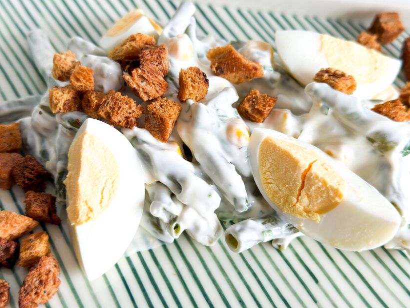 Salată de ouă cu mayo, chives, porumb si măsline, crutoane de pâine cu usturoi si oregano