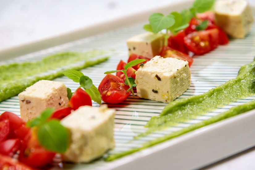 Spread din năut cu spanac, semințe de dovleac, tofu, roșii cherry și pâine integrală