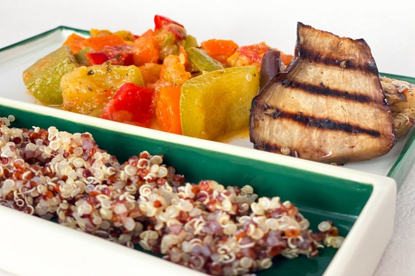 Quinoa cu vinete la grill si legume in sos de rosii