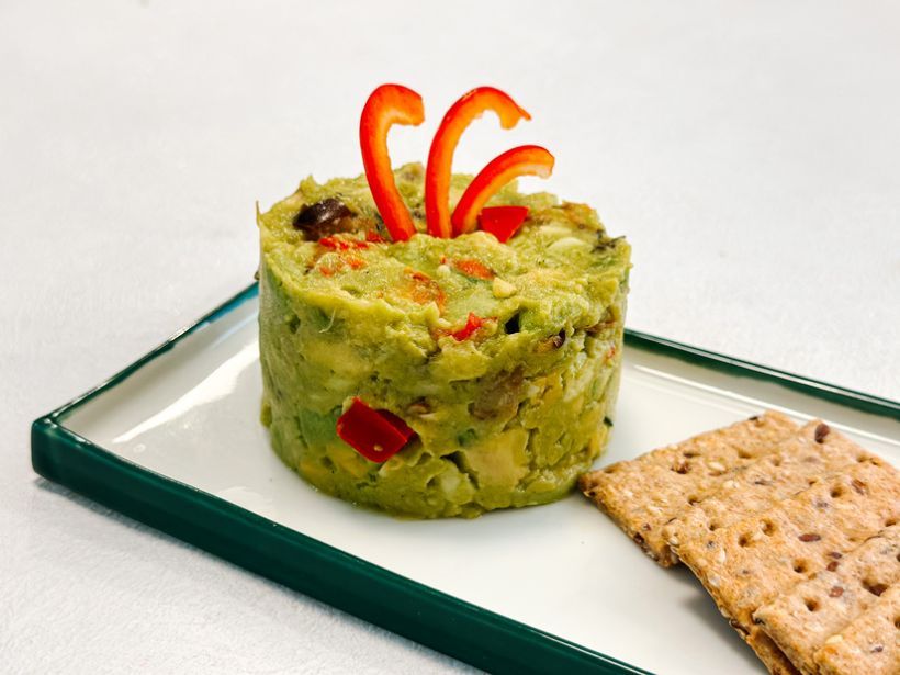 Pastă zdrobită de avocado cu vinete coapte, ardei copt murat si crackerși cu ceapă