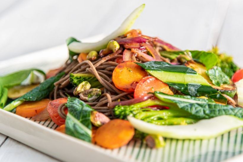 Taitei de soba cu sos de legume coapte si mix de salate