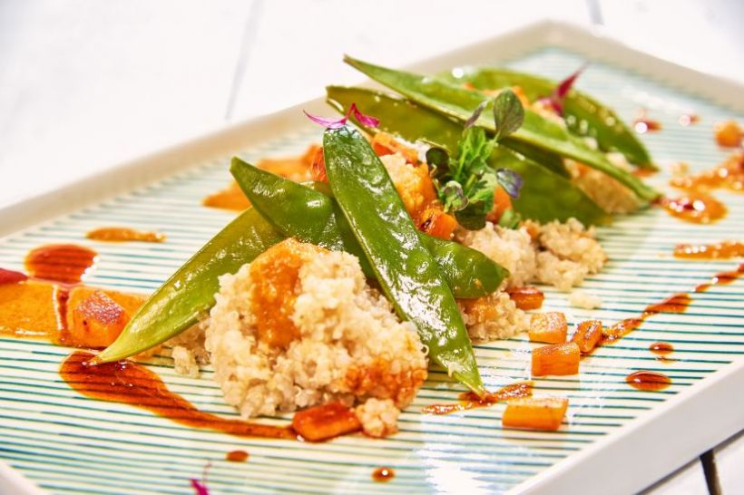 Mix de quinoa cu legume și rondele de sfeclă coaptă