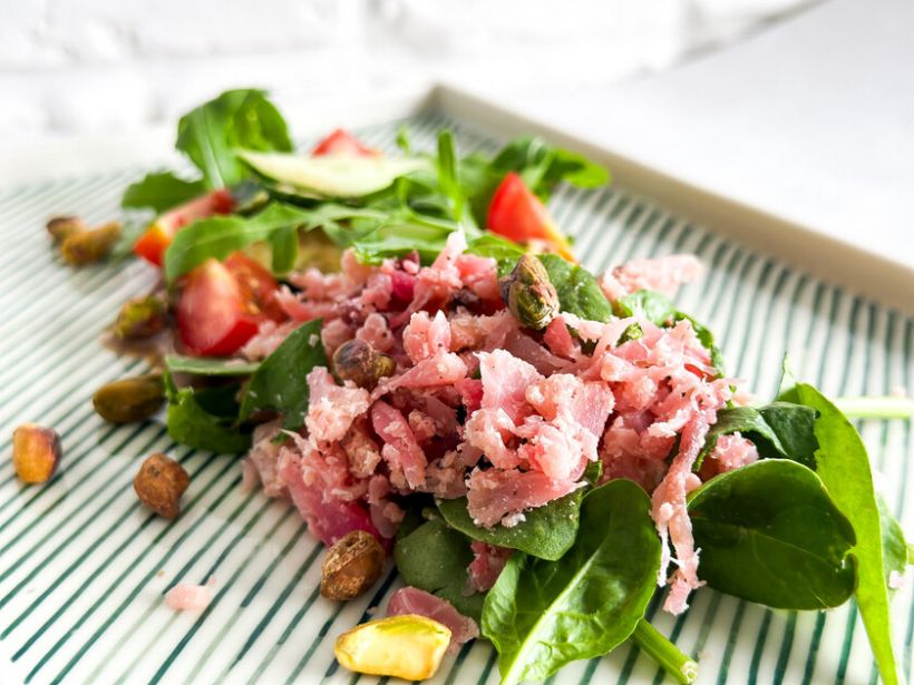 Crumble de conopidă cu sfecla si ruccola cu roșii cherry, castraveți, fistic si dressing de pere