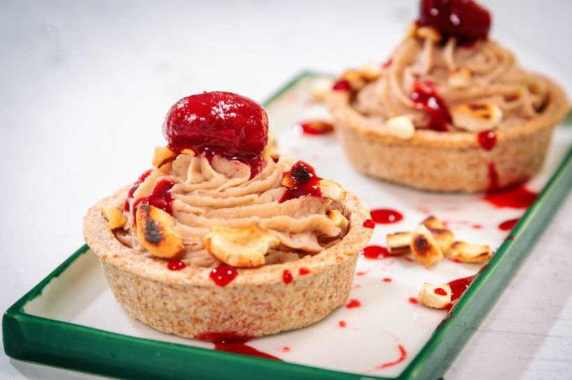 Tartă cu mousse de castane și sos de căpsuni și caju