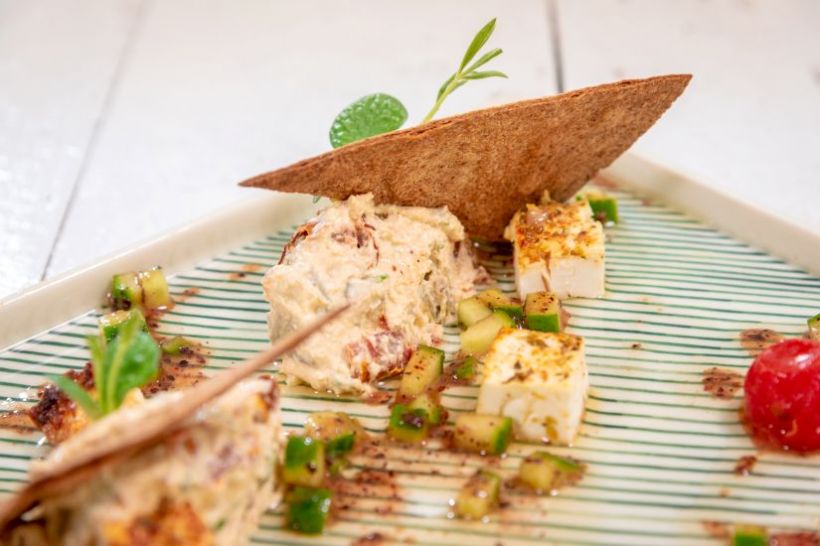 Cremă din tofu copt cu roșii uscate, salsa de legume și lipie integrală