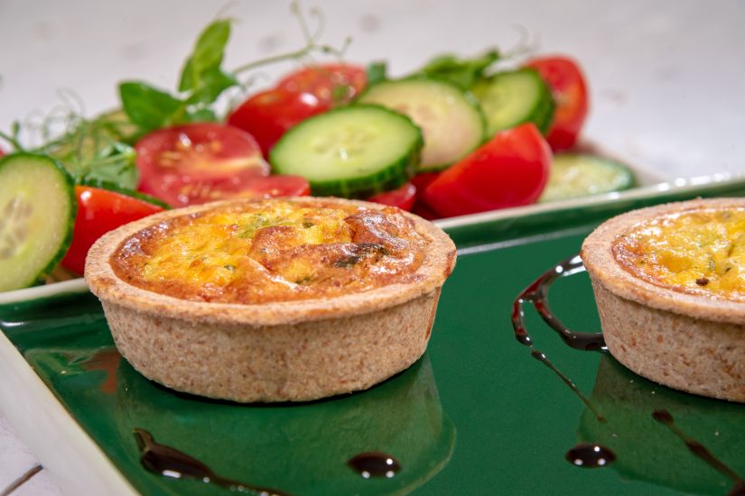Quiche cu praz și cheddar si salată cu roșii cherry și castraveți, dressing de rodie
