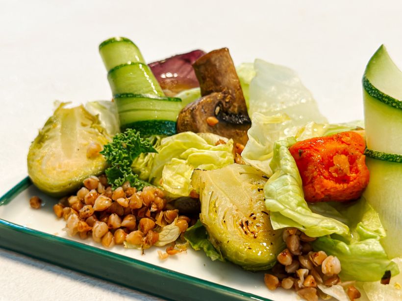 Legume coapte, hrisca hidratata, salata de zucchini, iceberg si lime