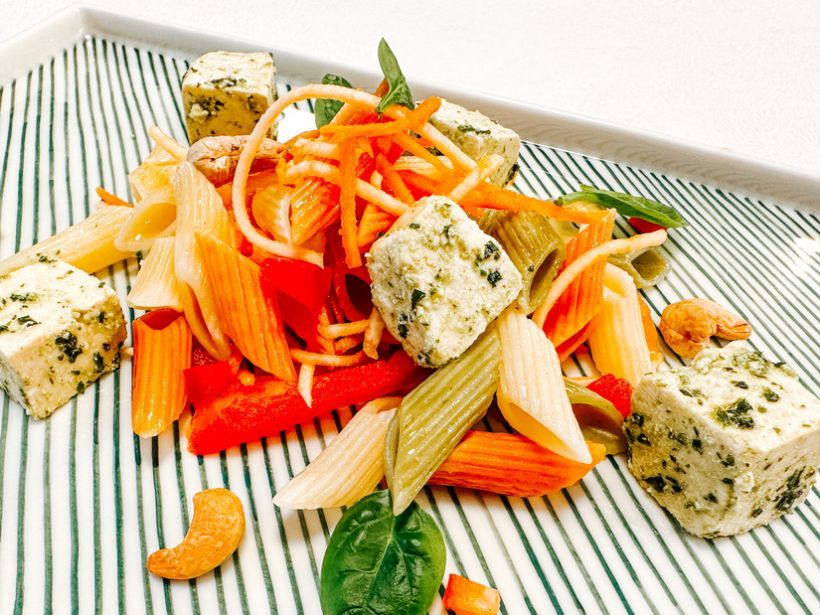 Tofu marinat în verdeață cu salata de paste multicolore