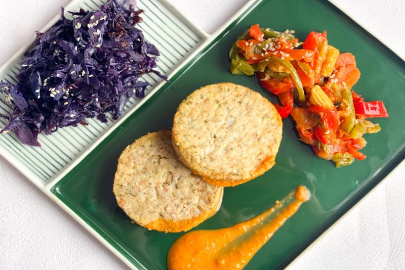 Chiftea vegetală cu sos de rădăcinoase și roșii cu varză roșie, legume și  susan