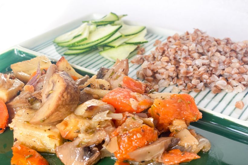 Legume coapte, hrisca hidratata, salata de zucchini, iceberg si lime