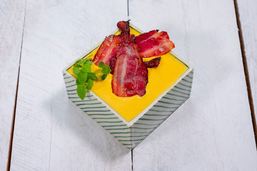 Supă cremă de dovleac low carb cu bacon
