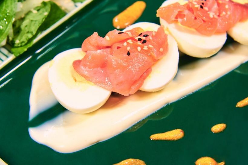 Scramble cu bacon, lapte de migdale și ceapă verde