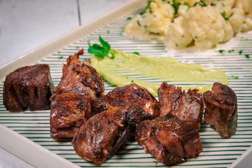 Carne de berbecuț și conopidă blanchata cu maioneză de avocado