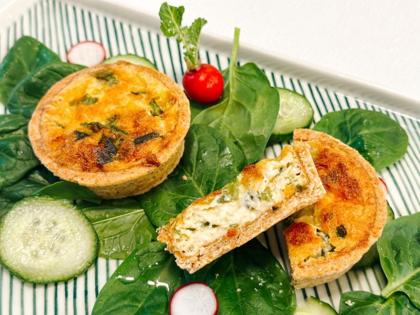 Quiche cu legume, cașcaval afumat, parmezan si salată de vară