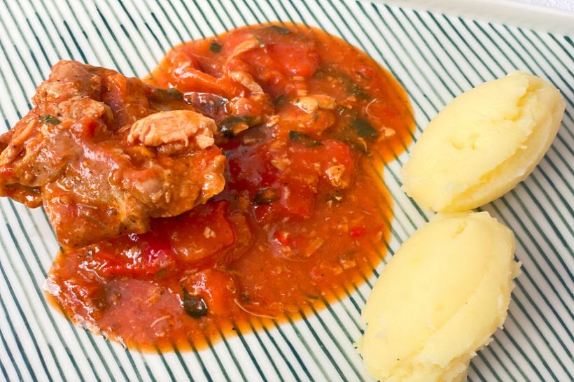 Saramură de pulpe pui cu piure de cartofi