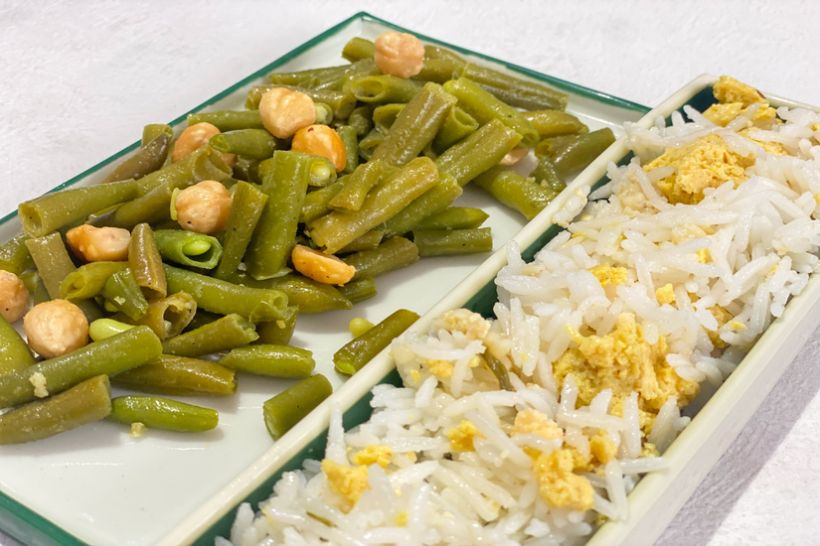 Orez cu alune, curry, ou și cu fasole verde, coajă si fresh de lime