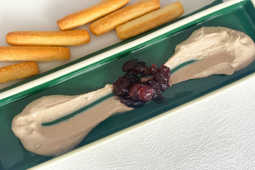 Pate de ficat de pui, mini grisine și dulceață de merișoare