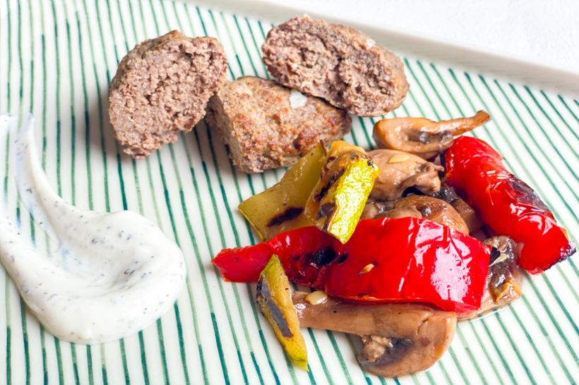 Kebab de vită si oaie cu legume la grill și sos de iaurt cu usturoi cu mentă