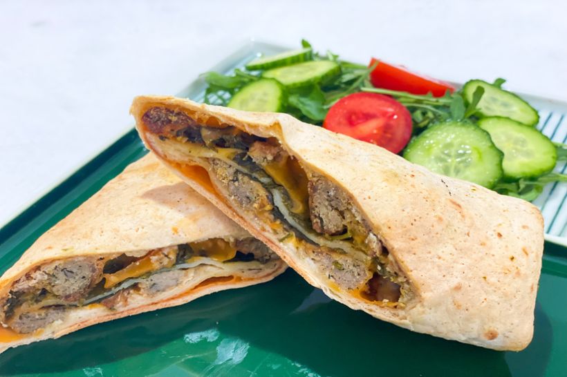 Tortilla cu chifteluțe de porc și cheddar cu salată de vară