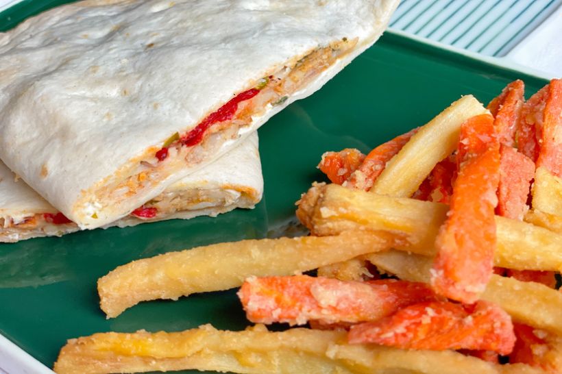 Quesadilla cu kebab de pui, mozzarella, ardei copt si cremă de brânză