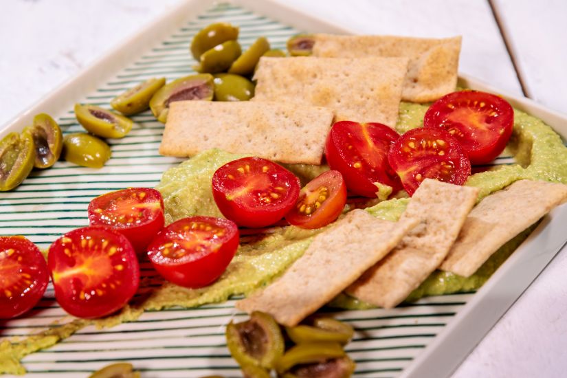 Hummus cu spanac, rosii cherry, măsline kalamata și crackers integral