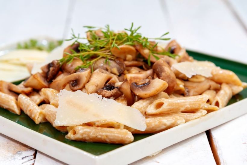 Sarmale cu carne de porc, pasta de rosii si ardei dulce