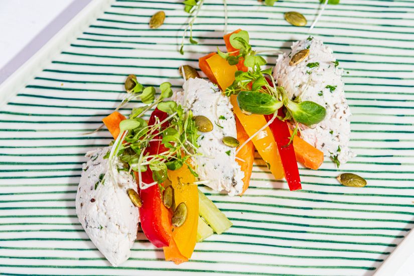 Feta vegana din lapte de cocos cu verdețuri și batonete de legume