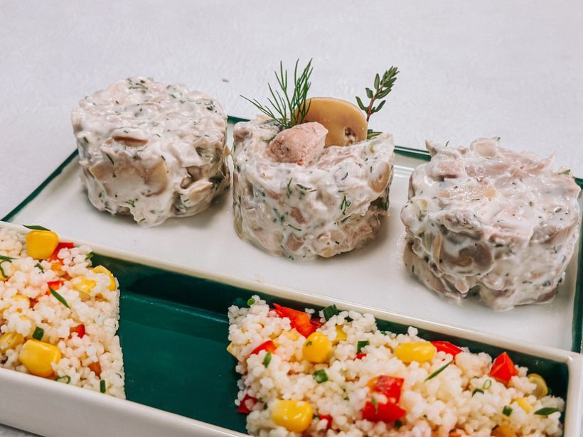 Salată de pui cu castraveți si ciuperci, cous cous cu porumb, ardei gras și chives
