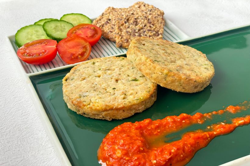 Chiftea din legume și cereale cu roșii cherry, castraveți și crackerși