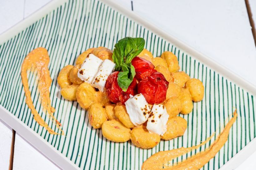 Gnocchi cu sos de brănză vegetală si legume coapte