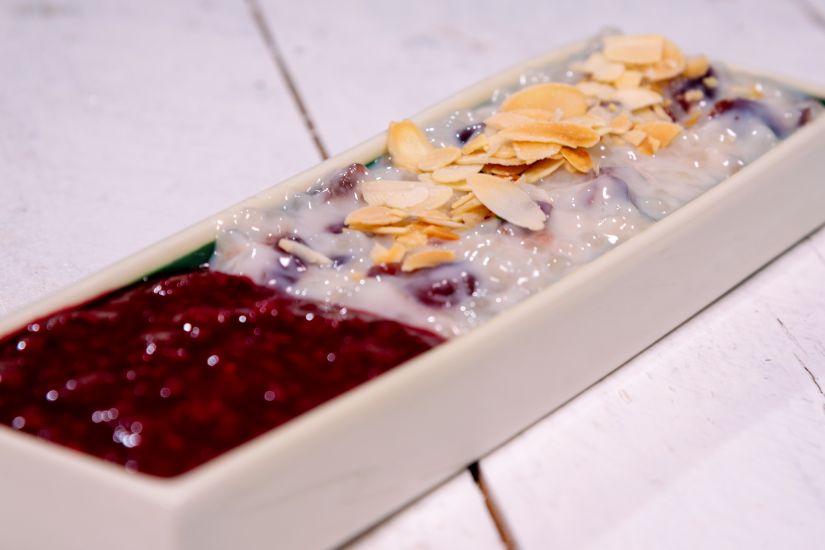 Budincă de tapioca cu lapte de cocos, fulgi de migdale și merișoare