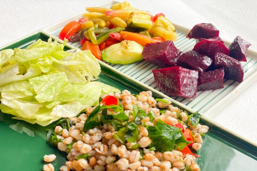 Legume la cuptor cu arpacaș, iceberg si dressing cu lamaie si mentă