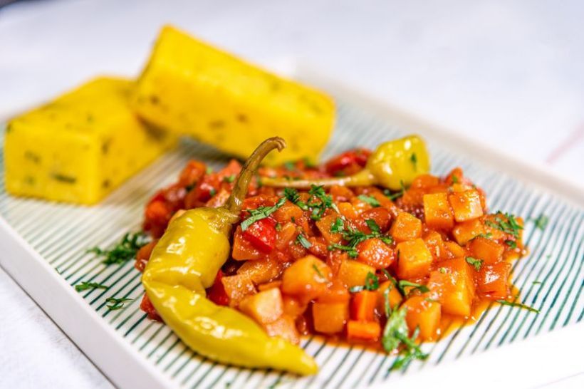 Tocăniță de legume, baton din mălai cu ovăz