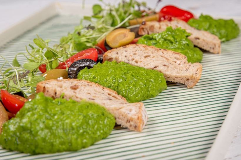 Cremă de avocado, roșii cherry, măsline și pâine integrală