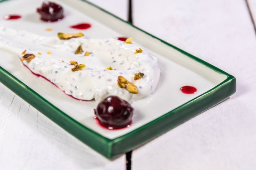Chia cu lapte de cocos, fistic și compote de vișine
