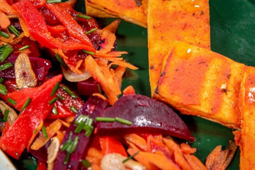 Tofu copt in sos de rosii cu salată de legume coapte