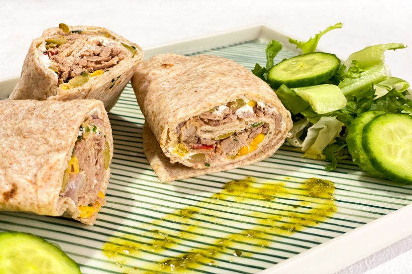 Lipie cu pastă de ton și crema de brânză,salată verde cu castraveți și vinaigrettă de capere