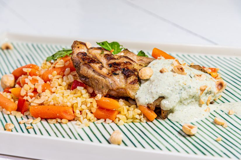 Pulpe de pui cu sos de iaurt si bulgur mediteranean cu amestec de legume si alune de pădure