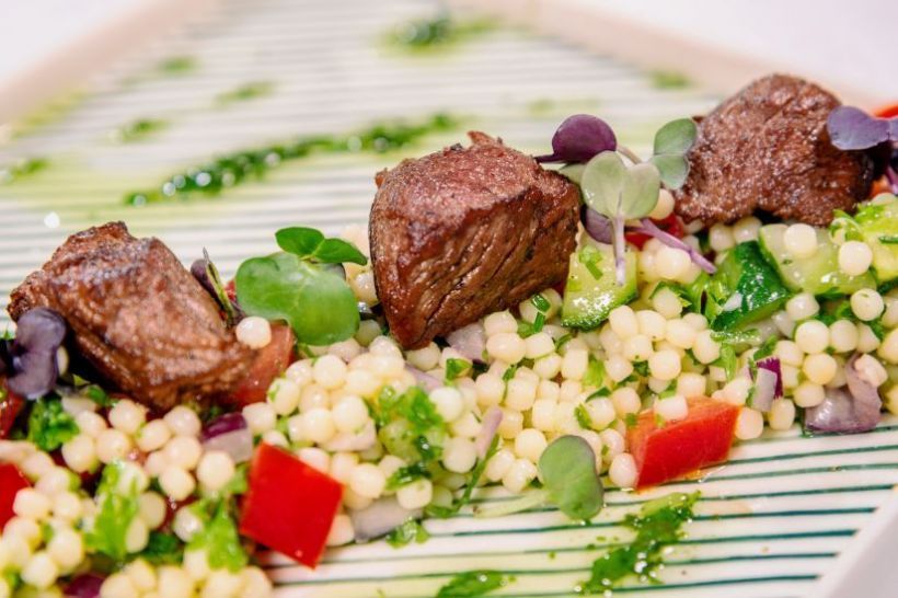 Salată tabbouleh cu cous cous israelian și carne de vită