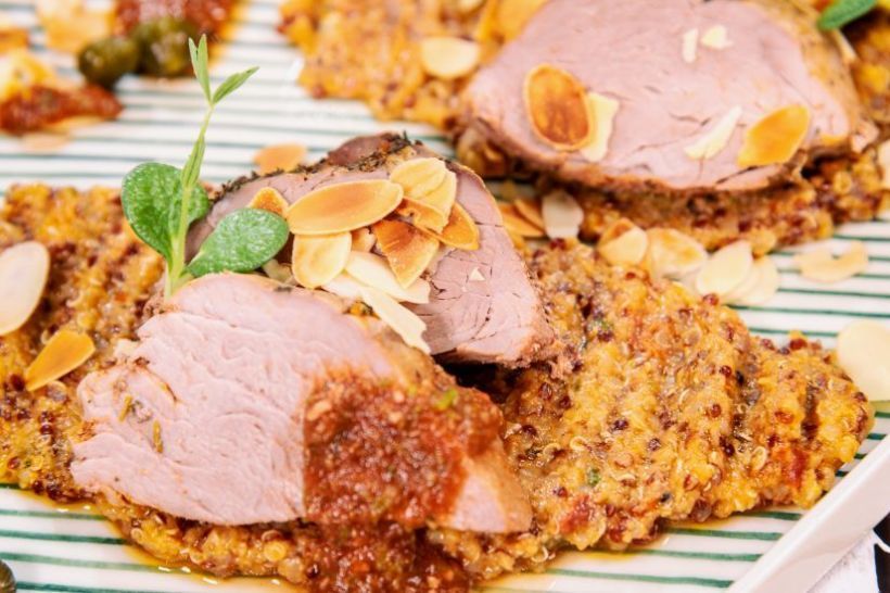 Mușchiuleț de porc în sos de capere, pilaf de quinoa cu pesto de vinete și legume