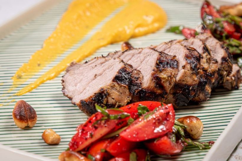 Mușchiuleț de porc cu sos de radacinoase si salata de rosii cherry cu busuioc si caju