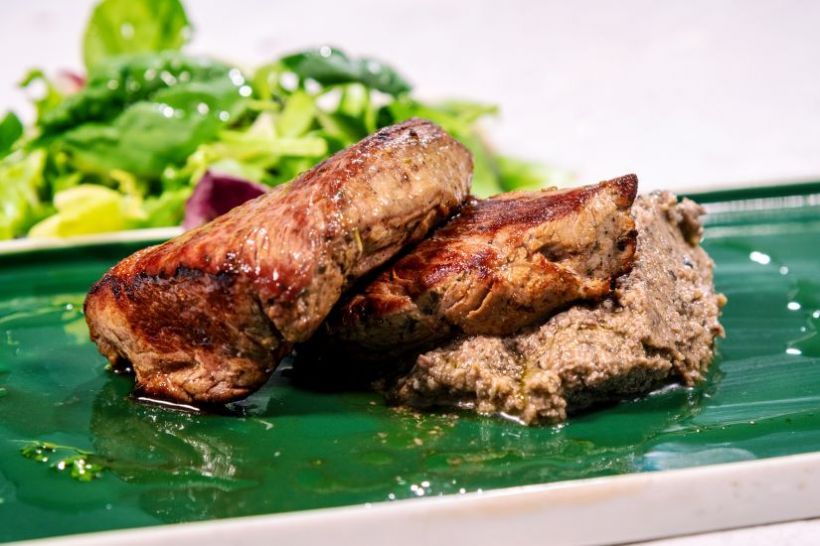 Muschiuleț de porc la cuptor cu tapenade și pesto alla genovese