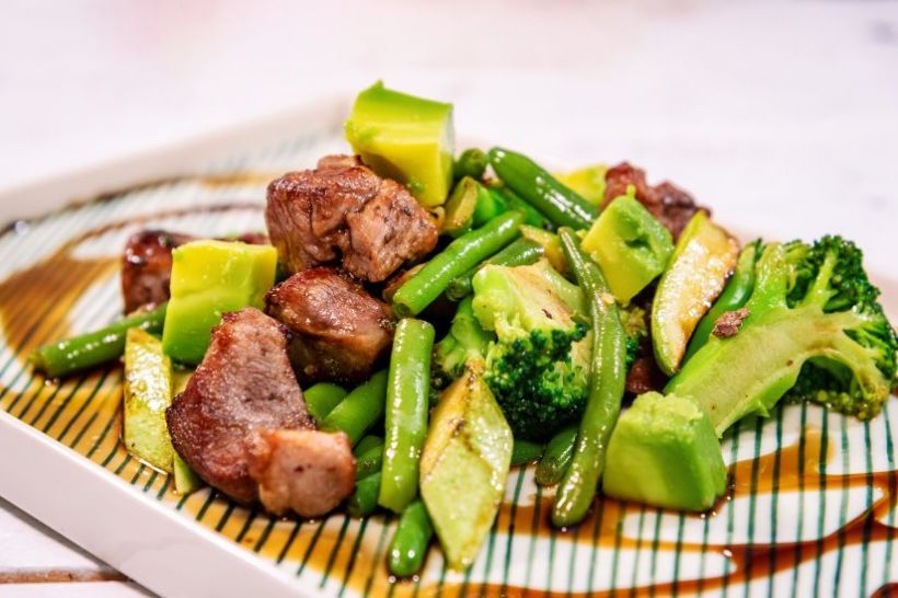 Porc la wok cu dovlecei, broccoli, fasole verde si sos de soia fara zahar