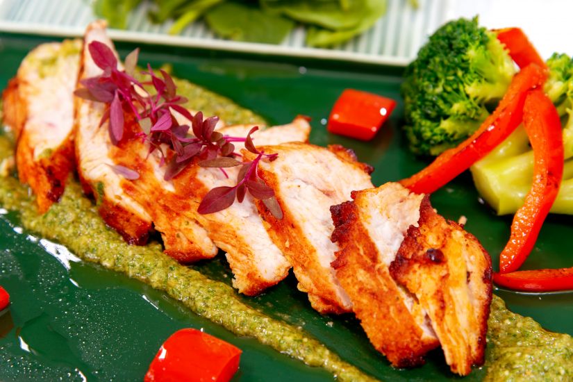 Piept de curcan și broccoli cu pesto alla melanzane și salată de baby spanac cu lamâie